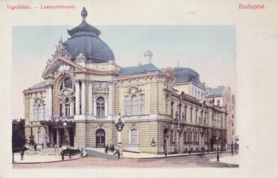 Postikortti, joka kuvaa Vigszinhazia (Komediateatteri) Budapestin Grand Boulevardilla, noin 1900 (värikuvan jälkeen)