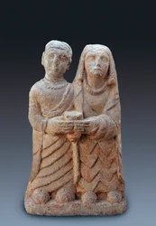Antiikin taide: uhrilahjaa tuova pariskunta. Kiviveistos, 3. vuosisata eKr. Madridin kansallinen arkeologinen museo.