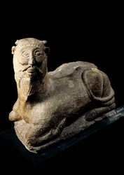 Iberialainen taide: ”Bicha de Balazote”, ihmispäinen härkä. Kiviveistos Albacetesta Espanjasta. 400-luku eKr. Kansallinen arkeologinen museo, Madrid