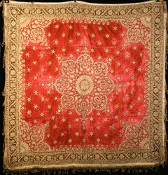 Helakanpunainen samettilattianpäällinen vihreällä samettireunuksella, tiiviisti kirjailtu kullatulla päällystetyllä kullatulla langalla (sametti)