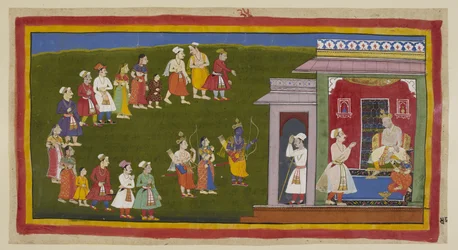 Lisää 15296 (1) f.48r, Rama ja Laksmana, pukeutuneena entiseen tapaan, mutta aseistettuina miekalla, jousella ja nuolilla, Sitan seurassa, ovat kävelleet nöyrästi surevien ihmisten täynnä olevilla kaduilla isänsä palatsiin. Sumantra ilmoittaa niistä valtai