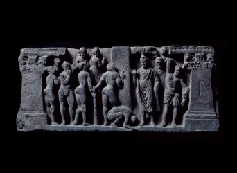 Gandharan taide (tai kreikkalais-buddhalaisuus): "" Devadattan jousimiehet hyökkäävät Gautamaa vastaan"" (Devattan jousimiehet hyökkäävät Gautama Buddhaan) Gandhara-koulun kohokuva - 2.-4. vuosisadat - Intian museo, Kalkutta, Intia