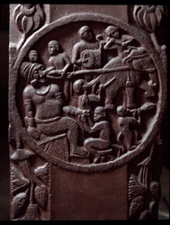 Buddhalaisuus: "Apinat vangitsevat norsun ja raahaavat sen irrottaakseen jättiläisen hampaan) yksityiskohta du stupa de Bharhut (Barhut, Barouth) Mustan kiven matala kohokuvio, 2. vuosisadalla eKr. (2. vuosisadalla eKr.) - Kalkutta, Intian museo