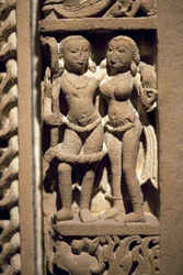 Rakastavaiset. Veistetty kivinen ovenkehys, Rajasthanin tai Uttar Pradeshin taidetta (Intia), 800-900-luku. Korean kansallismuseo, Soul (Etelä-Korea).
