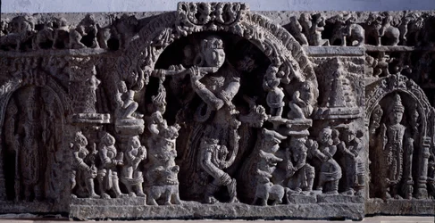 Hindulaisuus: "" Krishna tai Venugopala, huilulehmien mestari"" Musta kiviveistos, keskiosa (Krishna Venugopalana) 1100-luku (1100-luku) Halebidusta, Mysore - Kalkutta, Intian museo