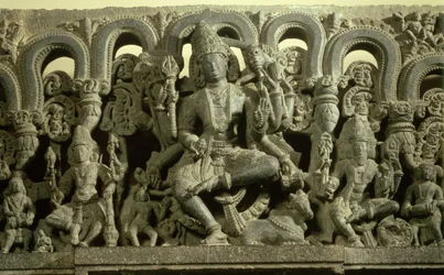 Kolminaisuutta kuvaava sarake: Siva, Brahma ja Vishnu, Warangal, Kakatiya