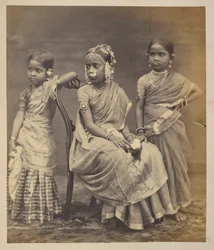 Ryhmä lapsia Madrasista, korujen käyttötapa, n. 1870 (seepiakuva)