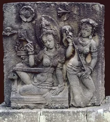 Istuva kuningatar (andesiitti)