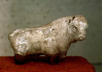 Indus-kulttuuri (5000 eaa.): sonni. Terrakottapienoispatsas Mohenjo-Darosta (Mohenjo Daro) (Pakistan), 2400 eaa. Karachi, Kansallismuseo, Pakistan