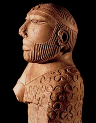 Indus-kulttuuri: pappiskuninkaan puinen rintakuva. Noin 2000 eKr. Mohenjo-Daron löytöpaikalta Pakistanista. Pakistanin kansallismuseo, Karachi.