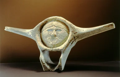 Janus Head, Cape Dorsetista (valan nikamat) (katso lisätietoja numerosta 228681)