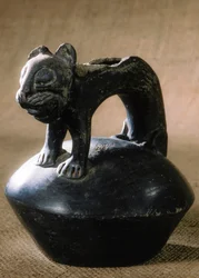 Chimú-tyylinen keraaminen kissaeläin, löydetty Puruchucosta, Perusta. Sen arvioitu ikä on 500 - 600 vuotta.