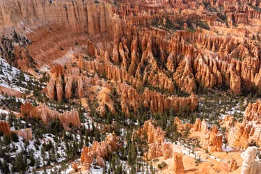 Eroosion synnyttämiä huippuja Bryce Canyonin kansallispuistossa Utahissa, 2019 (kuva).