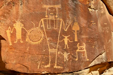 Vernalin lähellä, UT McKee Springsissä, Fremont-petroglyfejä, joissa soturit pitävät trofeepäätä, 2005 (kuva).