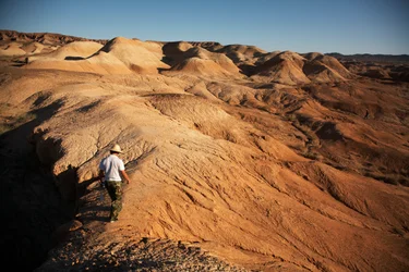 Kohtauksia Wu Cai Wanin ympärillä Gobin autiomaassa, Xinjiang, Länsi-Kiina, 2007 (kuva).