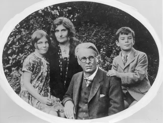 William Butler Yeats (1865-1939) vaimonsa Georgie Hyde Leen ja lastensa Annen ja Michaelin kanssa