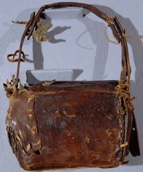 MS CCC 282 The Corpus Christi Book Satchel tai Budget, takaa katsottuna, Irlanti, n.1120-30 (nahka)