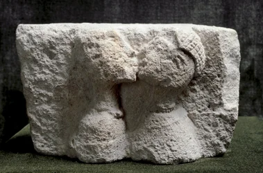 Iberialainen taide: Osunan suudelma (Beso de Osuna). Suutelevaa miestä ja naista esittävä kalkkikivinen korkokuva - rautakausi II, mitat 13,5 x 24 x 20 cm - Madrid, Kansallinen arkeologinen museo - Osunan suudelma - Kalkkikivireliefi (k. 13,5 x 24 x 20