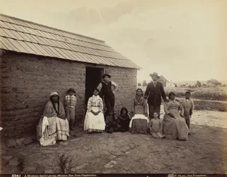 Meksikolainen perheryhmä, San Juan Capistranon lähetysasema, Kalifornia,1880 (kuva)