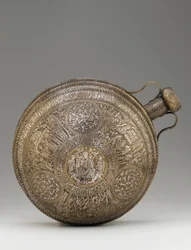 Ruokala, Syyriasta tai Pohjois-Irakista, Ayyubid-kausi, 1200-luvun puoliväli (messinki, hopeauistetus)