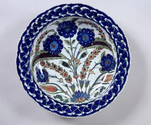 Astia kukkakoristeella, Iznik (keraaminen)