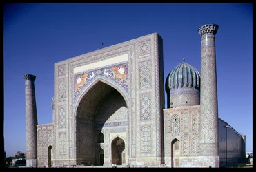 Shirdar Madrasan julkisivu, Timurid-kausi, Rigestan-aukio, n. 1619-35