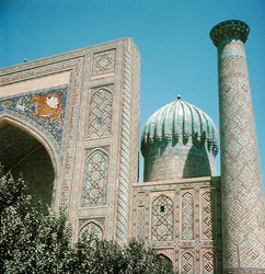 Shirdar Madrasan julkisivu, Timurid-kausi, Rigestan-aukio, n. 1619-35