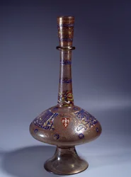 Islamilainen taide: pullossa on varakuningas Tuquztemurin pitkä emaloitu lasikaula. 1345 noin.. Egyptistä tai Syyriasta. Himmeä. 50 cm. Pariisi, Louvre-museo