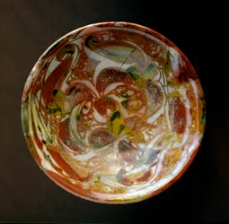 Islamilainen taide: pieni keraaminen kulho, jossa on kasviskoristeita. Irakista. 9. vuosisadalla jKr. Himmeä. 13,8 cm Pariisi, Musee du Louvre