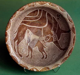 Islamilainen taide: leikattu kameli imettää lastaan. Irakista. 10. vuosisadalla. Pariisi, Louvre-museo