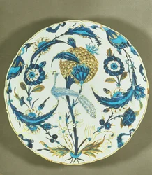 Iznik-lautanen, johon on maalattu kukkien keskellä istuva riikinkukko, Turkki, noin 1550-55