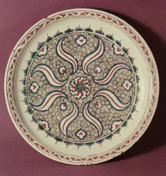 Liekkikuviolla koristeltu lautanen, Iznik, Turkista (keraaminen)