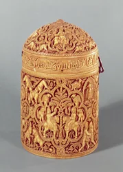 Pyx, jossa on hovielämän nautintoja kuvaava kohokuvio, johon on kaiverrettu nimi Al-Mughira, kalifi Abd-al-Rahman III:n poika, Umayyad-aika, Cordobasta, noin 968 jKr (katso myös 101673 & 15).