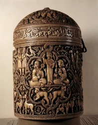 Al-Mughiran (Al Mughira tai Moughira) norsunluun pyxide (laatikko) Cordobasta ja tarkoitettu emiiriin, 968. Pariisi, Louvre-museo