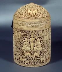 Al-Mughiran (Al Mughira tai Moughira) norsunluun pyxide (laatikko) Cordobasta ja tarkoitettu emiiriin, 968. Pariisi, Louvre-museo