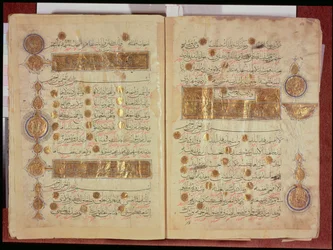 Seljuk-tyylinen Koraani värillisillä kirjoituksilla ja koristeellisilla laskentamedaljoneilla marginaaleissa, 12-1200-luku