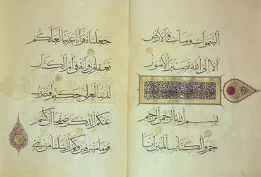 Kaksi sivua Koraanin käsikirjoituksesta, valaistu Mohammad ebn Aibak Ahmad ebn Sohrevardin kalligrafialla, Il-Khanid-kausi, 1300-luvun alku