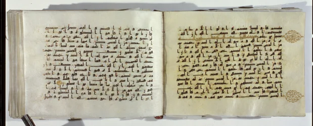 Kaksi sivua Koraanin käsikirjoitusta itämaisella Kufic-kirjoituksella