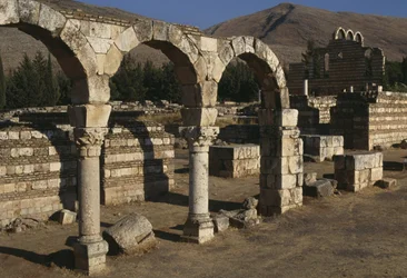 Näkymä pylväikkölle, Umayyad-kausi (661-750)
