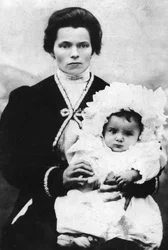 Benito Mussolini lapsena äitinsä Rosa Maltonin kanssa - 1884 - Benito MUSSOLINI (1883-1945) äitinsä Rosa Maltonin sylissä.