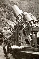 Ensimmäinen maailmansota: Italian armeijan sotilas makaa kranaatinheittimen lähellä. 1917. Italia Valokuvaus