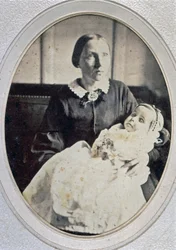 Äitinsä sylissä olevan pienen tytön kuolemanjälkeinen muotokuva, n. 1855