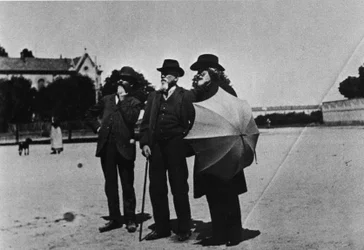 Säveltäjä Giuseppe Verdi (1813-1901), arkkitehti Camillo Boito (1836-1914) ja Noseda säveltäjien lepotalon (Casa di Riposo per Musicisti) teoksia vieraillessaan noin 1898 Buonarroti-aukiolla Milanossa.