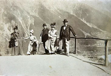 Turistit vuoristossa, Italia, n. 1895 (seepiakuva)