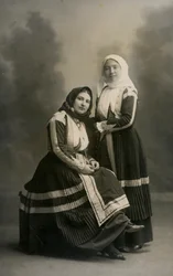 Kaksi perinnepukuista naista, Fonni, Sardinia, Italia, n. 1915.