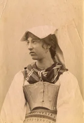 Nuori nainen perinteisessä puvussa ja päähineessä, roomalainen maaseutu, Lazio, Italia, n. 1905.