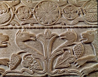 Keskiajan arkeologia (keskiaika). Lombardian barbaaritaide: prinsessa Theodoten pluteus, kuningas Cunipertin rakastajatar, jota kutsuttiin hurskaaksi Cunipertokseksi, regne 688–700). Yksityiskohta levystä griffiineillä, n. 720. Lombard-taidetta, marmoria. 