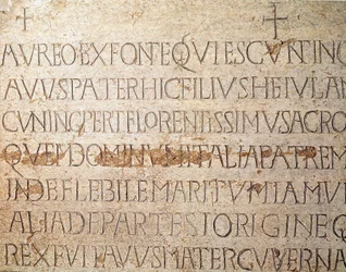 Keskiajan arkeologia (keskiaika). Lombardian barbaaritaide: Lombard-kuningas Cunipertin, joka tunnetaan hurskaana (Cuniperto, 678-700), hautakivi. Lombard-taide. Pavia, kaupunginmuseo, arkeologinen osasto (Pavia, Musei Civici, Sezione Archeologia).