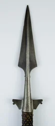 Karhukeihäs, n. 1550 (teräs ja puu)