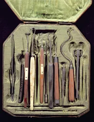 Laatikko oftalmologisia instrumentteja (puuta ja metallia)